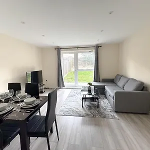  Holiday home Newly Launched Two Bedroom House By Den Short Lets & Serviced With Garden